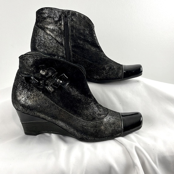 Un Tour En Ville Black Patent & Metallic Wedge Booties - Picture 1 of 8